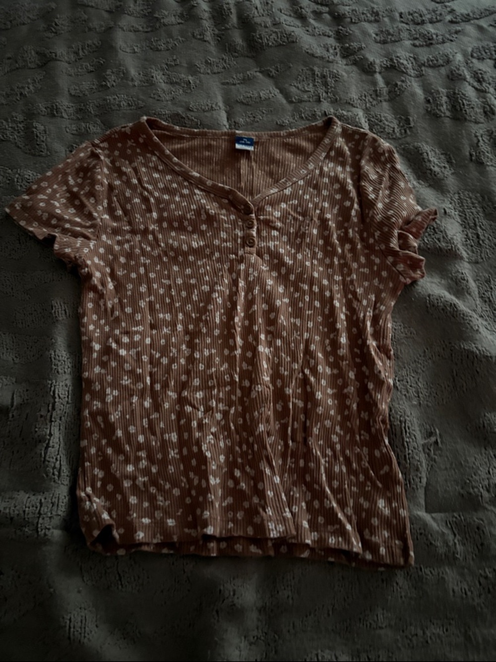 Old Navy Brown Short Sleeve Ribbed V-Neck Tee with White Dot Print